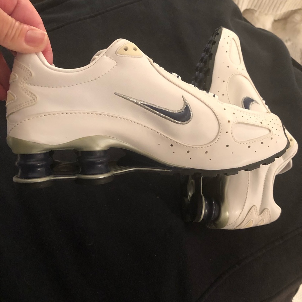 NIKE WOMENS SNEAKER WHITE and NAVY BLUE. NEW